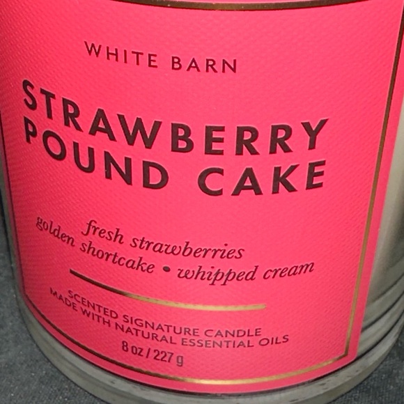 White Barn Strawberry Pound Cake Single Wick Candle - Picture 2 of 6